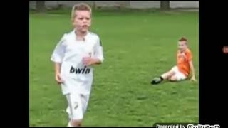 Мальчик играет в футбол как бог!!
