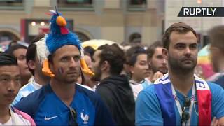 Болельщики смотрят матч Франция — Аргентина в Гостином дворе