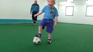 Маленький футболист 2,6 года:) Футбол для малышей
