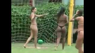 #женский футбол играют голыми