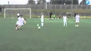 Мальчик играет футбол как Messi