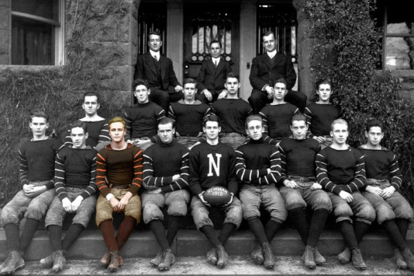 Фрэнсис Скотт Фитцджеральд (третий слева в нижнем ряду) в составе школьной футбольной команды. Фотоиллюстрация: Stephen Webster