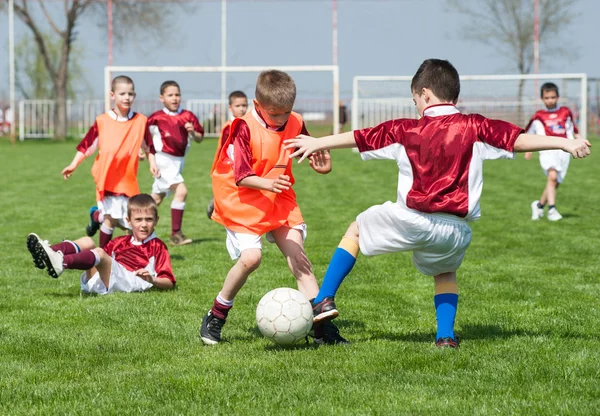 Дети, играющие в футбол Лицензионные Стоковые Изображения