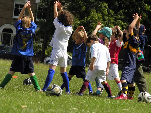 Маленькие дети на обучение футболу в парке Лицензионные Стоковые Изображения