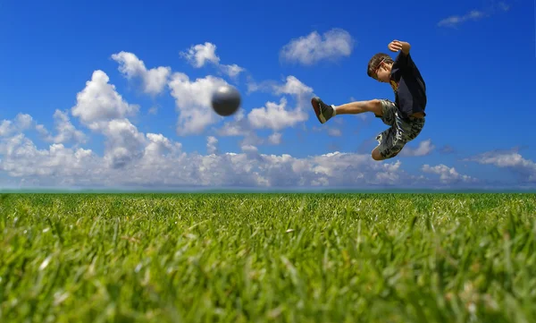 Мальчик играет в футбол - отсечения путь Стоковая Картинка