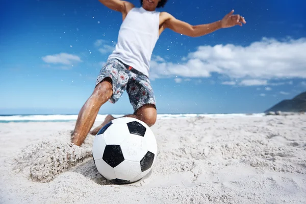 Brasil человек играть в футбол на пляже Лицензионные Стоковые Фото