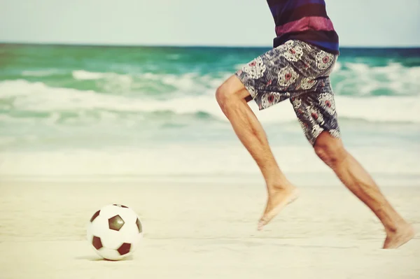 Brasil человек играть в футбол на пляже Стоковое Изображение