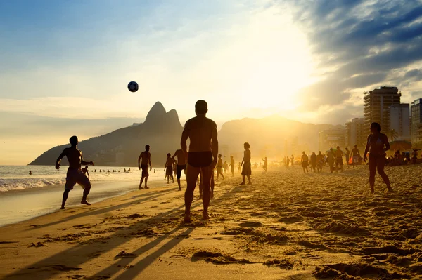 Футбольные бразильцы пляжа Рио, играющие altinho Стоковое Фото