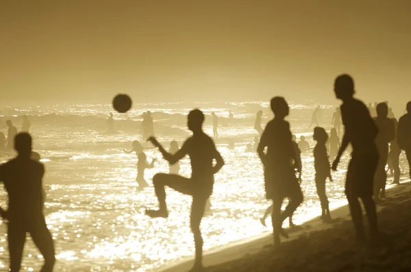 Бразильцы, играть в пляжный футбол Altinho Keepy Uppy футбол Рио Стоковое Изображение