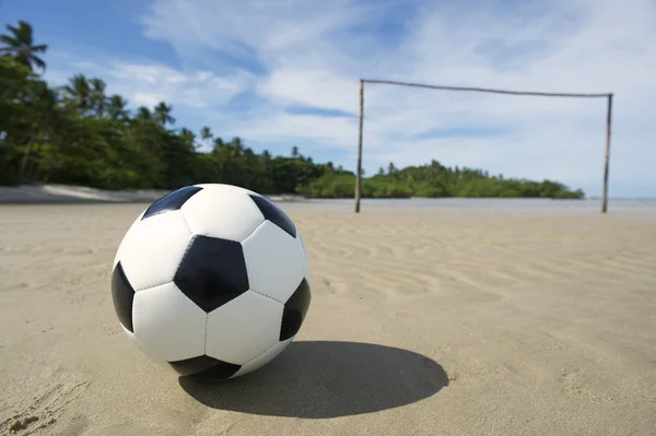 Футбольный мяч на бразильском пляже футбольное поле Лицензионные Стоковые Изображения