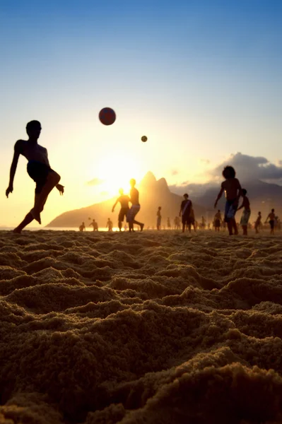 Закат силуэты, играя Altinho Futebol пляжный футбол Бразилия Стоковое Изображение