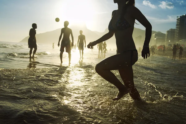 IPANEMA пляж Рио бразильских мужчин и женщин силуэты Лицензионные Стоковые Фото