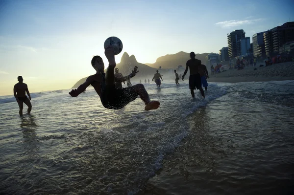 Велосипедов удар силуэт игра Altinho пляжный футбол Рио Стоковое Фото