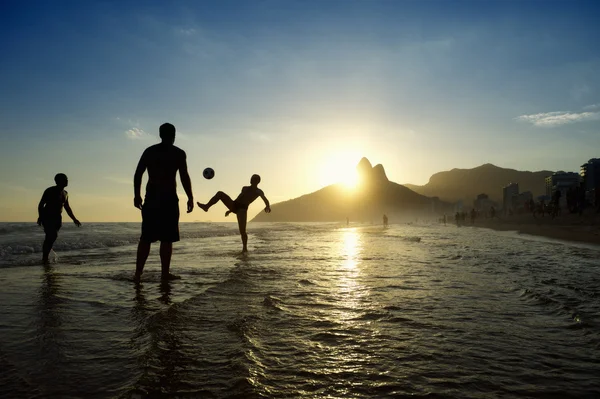 Кариока бразильцев, играя Altinho пляжный футбол Рио Стоковое Фото