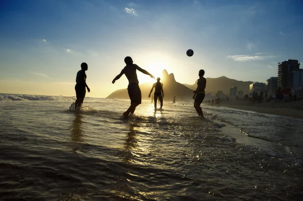 Кариока бразильцев, играя Altinho пляжный футбол Рио Стоковое Изображение