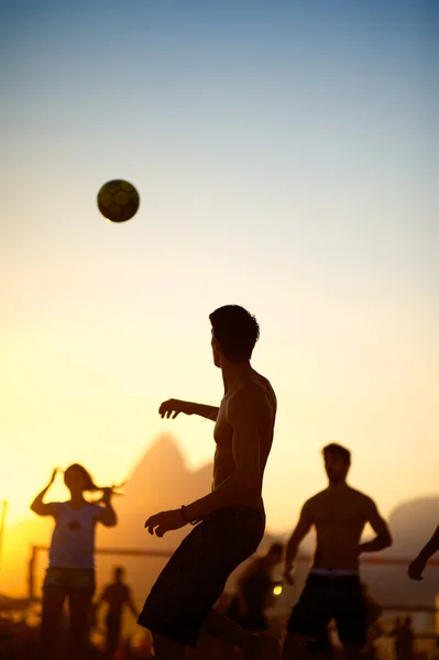 Бразильцы играют altinho keepy uppy futebol пляжный футбол футбол Стоковая Картинка