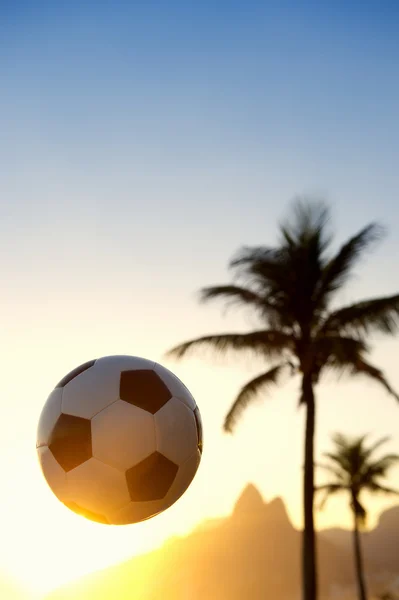 Футбол Футбольный мяч Закат Рио-де-Жанейро Skyline Лицензионные Стоковые Фото