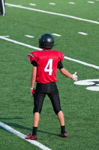 Американской средней школе футболист с палец вверх на поле Стоковое Фото