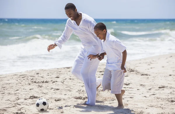 Африканский Американский отец сын игра по пляжному футболу Лицензионные Стоковые Изображения