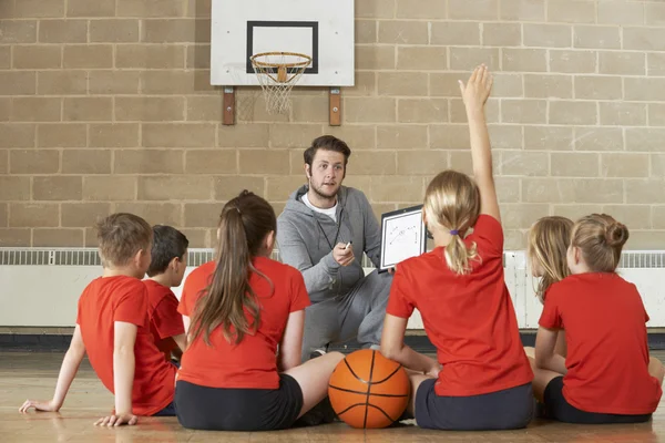 Тренер дает команду говорить для начальной школы по баскетболу Стоковое Изображение