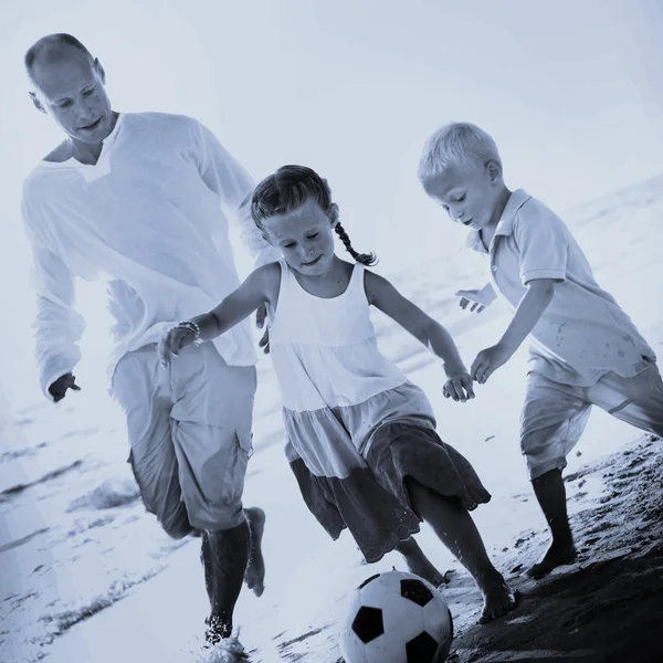 Отец и дети играют в футбол концепции Лицензионные Стоковые Изображения