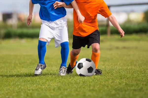 Дети ногами футбол футбольный мяч Лицензионные Стоковые Фото