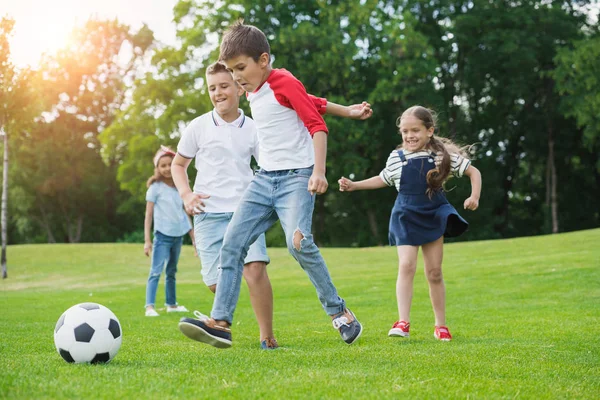 Дети, играющие в футбол Стоковая Картинка