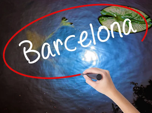 Женщина руку написание Барселоне с маркером над прозрачной платы Стоковая Картинка