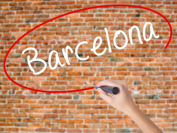 Женщина руку писать Барселона с черным маркером на визуальный экране Стоковое Фото