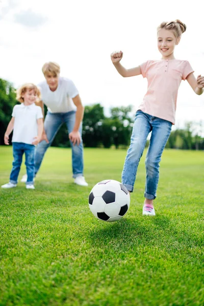 Отец с детьми, играть в футбол Лицензионные Стоковые Фото