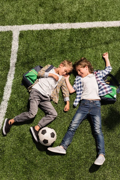 Школьников с футбольным мячом Стоковое Фото