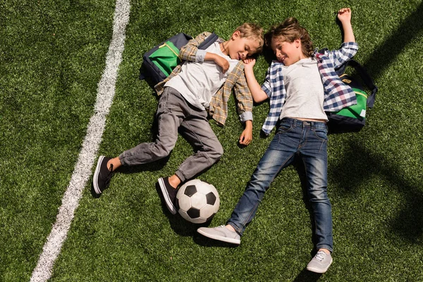 Школьников с футбольным мячом Лицензионные Стоковые Фото