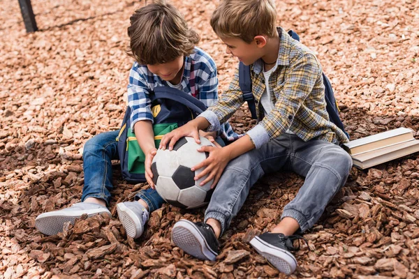 Школьников с футбольным мячом Лицензионные Стоковые Фото