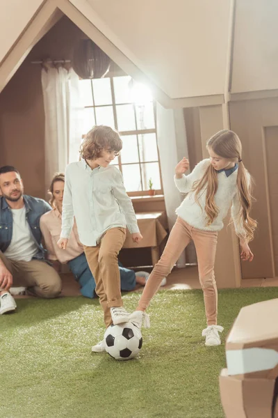 Играть Футбол Дворе Картонный Дом Время Родителей Глядя Братьев Сестер Стоковая Картинка