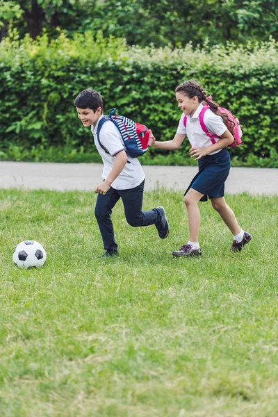 Активных Школьников Вместе Играть Футбол Лугу Парке Стоковое Фото