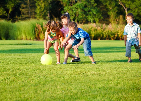 Дети, ловит мяч Лицензионные Стоковые Фото