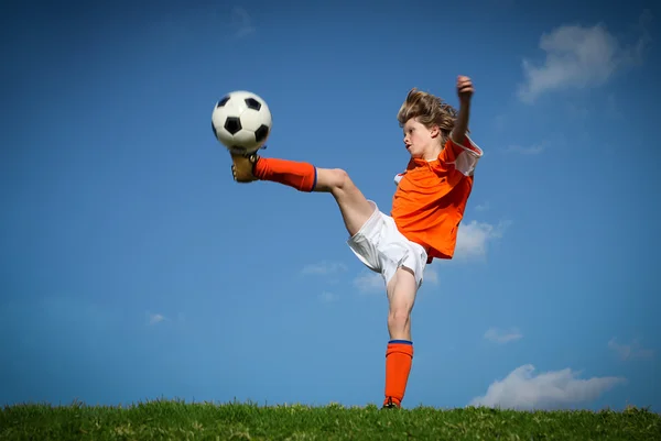 Ребенок, пинающий играть в футбол Лицензионные Стоковые Изображения