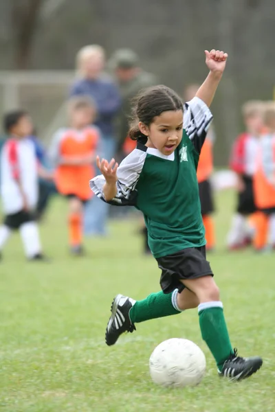 Молодая девушка, игра в футбол Лицензионные Стоковые Фото